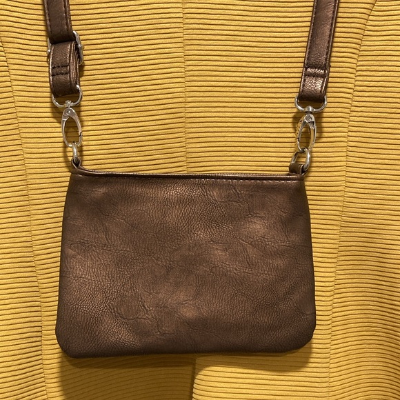 NWOT - Copper Coloured Crossbody Bag Adjustable Strap V Front Zippered Pocket - Picture 13 of 16